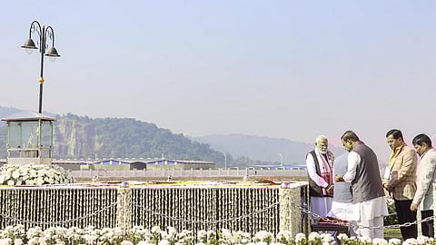 கவுஹாத்தியில் உள்ள அசாம் போராட்ட தியாகிகள் நினைவிடத்தில் பிரதமர் மோடி அஞ்சலி