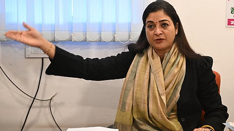 போலீஸ் மீதான தாக்குதல் வழக்கில் அல்கா மீது குற்றச்சாட்டு பதிவு