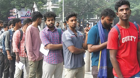 தமிழக காவல் துறையில் எஸ்ஐ பணிக்கான எழுத்துத் தேர்வு தமிழகம் முழுவதும் நேற்று நடைபெற்றது. சென்னை சேத்துப்பட்டில் உள்ள தேர்வு மையத்துக்கு வெளியே வரிசையில் காத்திருந்த பட்டதாரிகள்.