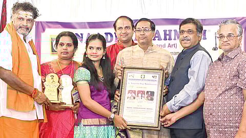 நாதப்ரம்மம் அமைப்பின் சங்கீத ராக மஹோத்ஸவ விழாவில் நீதியரசர் ஜி.சந்திரசேகரன் பங்கேற்று, வித்வான்கள் எட அன்னவாசல் மணிசங்கர் (நாதஸ்வரம்), ஜெயந்தி மணிசங்கர் (வயலின்), அமிர்தவர்ஷினி மணிசங்கர் (தவில்) ஆகியோருக்கு ‘நாத ஸ்வரலயகான மணிகள்’ விருது வழங்கி கவுரவித்தார். உடன் ரோட்டேரியன் கே.சீனிவாசன், நாதப்ரம்மம் அமைப்பின் நிறுவனர் என்.சுப்பிரமணியன், கவுரவ செயலர் பத்ரி நாராயணன். | படம்: எஸ்.சத்தியசீலன் |&nbsp;