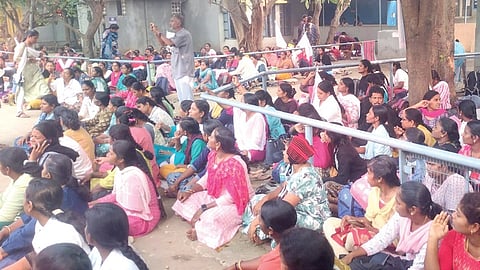 பணி நிரந்தரம், சம வேலைக்கு சம ஊதியம் கோரி, நந்திவரம் கூடுவாஞ்சேரி ஆரம்ப சுகாதார நிலையத்தில் கடும் குளிரில் இரவு, பகலாக 4-வது நாளாக போராட்டத்தில் ஈடுபட்ட செவிலியர்கள்.