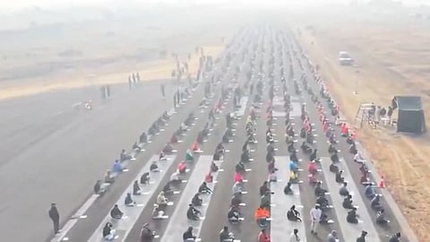 விமான ஓடுதளத்தில் தேர்வு: 187 இடத்துக்கு 8,000 பேர் போட்டி