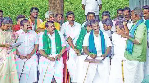 திருச்சி மாவட்டம் அந்தநல்லூர் ஒன்றியம் எட்டரை கிராமத்தில் பாஜக சார்பில் நேற்று நடைபெற்ற கிராம மக்கள் சந்திப்பு கூட்டத்தில், பொதுமக்களிடம் கோரிக்கைகளை கேட்டறிந்த பாஜக மாநிலத் தலைவர் நயினார் நாகேந்திரன். | படம்: ர. செல்வமுத்துகுமார் |