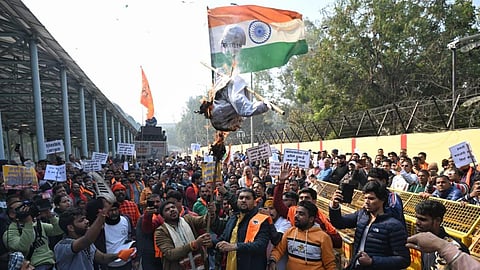 டெல்லி, மும்பை, கொல்கத்தா, குவாஹாட்டி, அகர்தலா, சிலிகுரியில் வங்கதேச தூதரகங்கள் முன்பு போராட்டம்