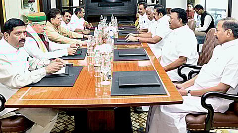 பியூஷ் கோயலுடன் இபிஎஸ் ஆலோசனை: அதிமுக - பாஜக கூட்டணியில் ஓபிஎஸ், டிடிவியை சேர்க்க முடிவு?