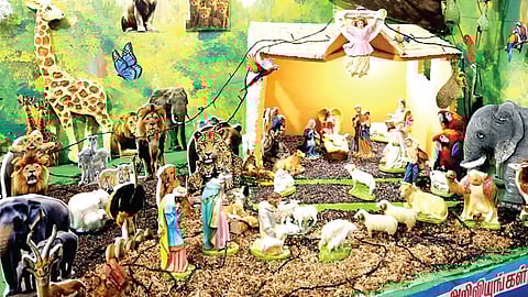  ‘இறைவன் படைப்பில் அனைத்து உயிர்களும் சமமே’ என்ற கருத்தை மையப்படுத்தி தூத்துக்குடி ஓய்வு பெற்ற ஓவிய ஆசிரியர் இசிதோர் பர்னாந்து வடிவமைத்துள்ள கிறிஸ்துமஸ் குடில்.