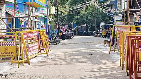 திருப்பரங்குன்றத்தில் சந்தனக்கூடு திருவிழாவை முன்னிட்டு தடுப்புகள் அகற்றப்பட்டு மலைக்கு போகும் பாதை திறப்பு