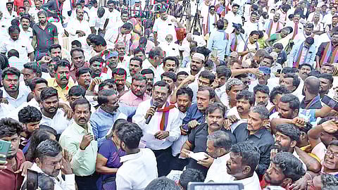 மதுரை பழங்காநத்தத்தில் நேற்று விடுதலை சிறுத்தைகள் கட்சி சார்பில் தொல்.திருமாவளவன் எம்பி தலைமையில் நடந்த ஆர்ப்பாட்டத்தில் பங்கேற்றோர். | படம்: எஸ்.கிருஷ்ணமூர்த்தி |