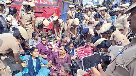 பணி நிரந்தரம் உள்ளிட்ட கோரிக்கைகளை வலியுறுத்தி, கூடுவாஞ்சேரியில் 6-வது நாளாக செவிலியர்கள் போராட்டம் நடத்தி வந்த நிலையில், போலீஸார் நேற்று அவர்களைக் கைது செய்து பேருந்தில் அழைத்துச் சென்றனர். | படங்கள்: எம்.முத்துகணேஷ் |