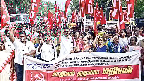 தொழிலாளர் சட்டத் தொகுப்புகளை திரும்ப பெற வலியுறுத்தி, சென்னை கிண்டி அஞ்சலகம் அருகே சிஐடியு மாநில பொதுச் செயலாளர் எஸ்.கண்ணன் தலைமையில் மறியல் போராட்டம் நேற்று நடைபெற்றது. | படம்: எல்.சீனிவாசன் |