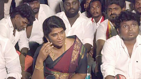 உழைப்புக்கு உரிய அங்கீகாரம் இல்லையா? - விஜய்யின் காரை மறித்து நியாயம் கேட்ட பெண் நிர்வாகி