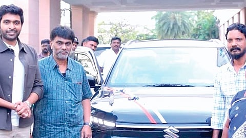 ‘சிறை’ இயக்குநருக்கு தயாரிப்பாளர் கார் பரிசு