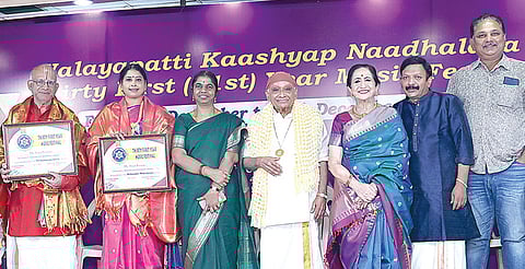 வலையப்பட்டி காஷ்யப் நாதாலயாவின் 31-வது இசைவிழாவில் விருது பெற்ற கலைஞர்களுடன் தமிழக கலை, பண்பாட்டுத் துறை இயக்குநர் எஸ்.வளர்மதி, கர்னாடக இசைக் கலைஞர் அருணா சாய்ராம், வலையப்பட்டி ஏ.ஆர்.சுப்பிரமண்யம், வலையப்பட்டி நாதாலயா அமைப்பின் தலைவர் ஏ.வெங்கட்ரமணி, செயலர் எஸ்.மலர்வண்ணன்.