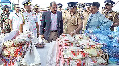 இலங்கை கடற்படையினரால் பறிமுதல் செய்யப்பட்ட போதைப் பொருட்கள்.