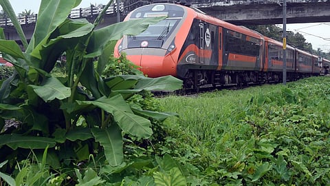 தண்டவாளத்தில் நின்ற ஆட்டோ: வந்தே பாரத் ரயில் தப்பியது