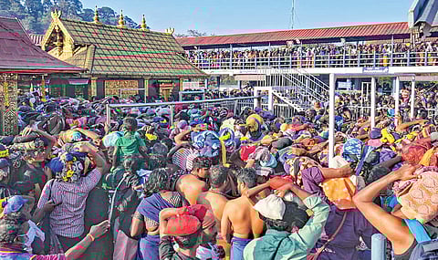 சபரிமலையில் ஐயப்பனை தரிசிப்பதற்காக நேற்று காத்திருந்த பக்தர்கள் கூட்டத்தின் ஒரு பகுதி. 	 	       படம்: பிடிஐ