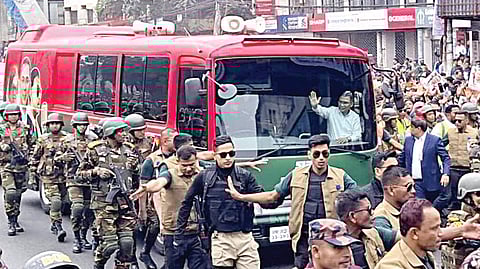 வங்கதேச முன்னாள் பிரதமர் கலீதா ஜியாவின் மகன் தாரிக் ரஹ்மான் 17 ஆண்டுகளுக்கு பிறகு நேற்று டாக்கா திரும்பினார். குண்டு துளைக்காத பேருந்தில் வரும் அவர், பிஎன்பி கட்சித் தொண்டர்களை நோக்கி உற்சாகத்துடன் கையசைத்தார்.படம்: பிடிஐ