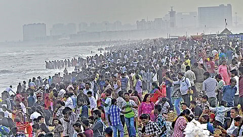 கிறிஸ்துமஸ் பண்டிகை மற்றும் விடுமுறை காரணமாக சென்னை மெரினா கடற்கரையில் நேற்று மாலை குவிந்த மக்கள் கூட்டம். | படம்: ம.பிரபு |