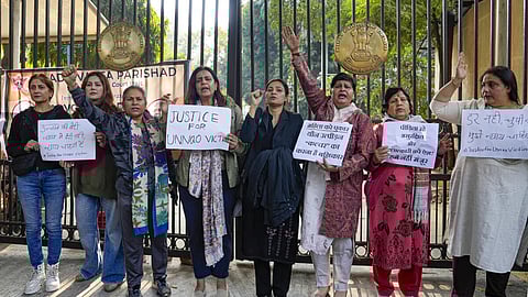 உன்னாவ் வழக்கு: செங்காரின் தண்டனை நிறுத்தி வைப்புக்கு எதிராக டெல்லி ஐகோர்ட் முன்பு போராட்டம்