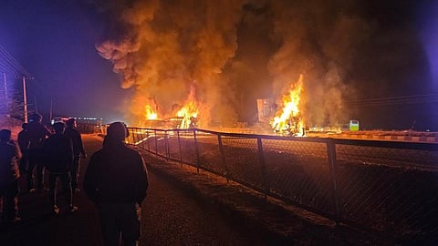 கர்நாடகாவில் லாரி மோதியதில் பேருந்து தீப்பிடித்து 6 பேர் உயிரிழப்பு