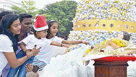 குழந்தை ஏசு சொரூபத்தை கண்டு ரசிக்கும் சிறுவர்கள். | படங்கள்: எஸ்.சத்தியசீலன் |