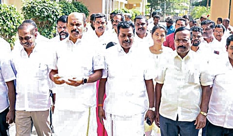 சேலத்​தில் ராம​தாஸ் தலை​மை​யில் நடை​பெறவுள்ள பொதுக்​குழுக் கூட்​டத்​துக்கு அனு​மதி வழங்​கக் கூடாது என்று வலி​யுறுத்தி மாநகர காவல் ஆணை​யர் அலு​வல​கத்​தில் மனு அளிக்க வந்த அன்​புமணி ஆதர​வாளர்கள்.