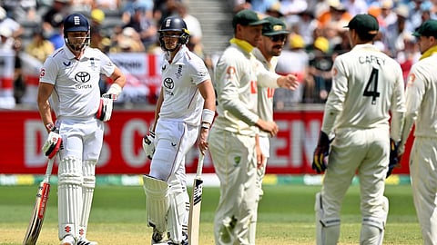 மெல்பர்ன் டெஸ்ட் போட்டி: 175 ரன்கள் இலக்கை விரட்டும் இங்கிலாந்து 