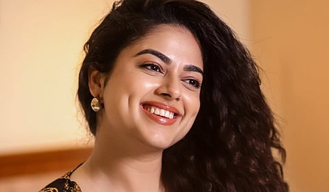 பசுமைப் புன்னகை... நடிகை சித்தி இத்னானி க்ளிக்ஸ்!