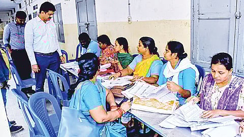 சென்னை அமைந்தகரையில் உள்ள பள்ளியில் நேற்று நடைபெற்ற சிறப்பு முகாமை வாக்காளர் பட்டியல் பார்வையாளரான தோட்டக் கலைத் துறை இயக்குநர் குமாரவேல் பாண்டியன் பார்வையிட்டார்.