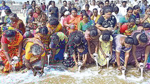 பட்டினப்பாக்கம் கடற்கரையில் மீனவர்கள் மற்றும் பெண்கள் கடலில் பால் ஊற்றி அஞ்சலி செலுத்தினர். | படம்: எஸ்.சத்தியசீலன் |