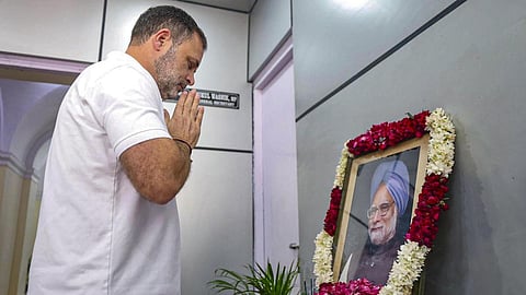 முன்னாள் பிரதமர் மன்மோகன் முதல் நினைவு தினம் அனுசரிப்பு: காங்கிரஸ் தலைவர்கள் அஞ்சலி