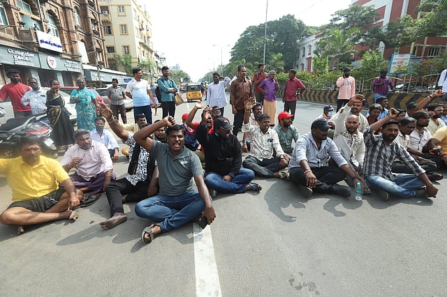 <div class="paragraphs"><p>தூய்மைப்பணியாளர்கள்</p></div>