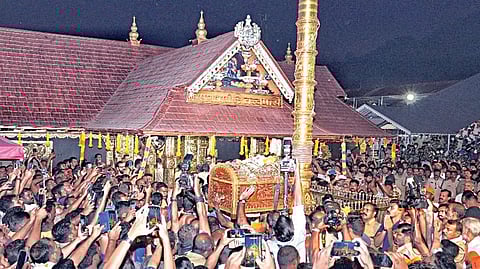 சபரிமலையில் மண்டல பூஜையை முன்னிட்டு ஐயப்ப சுவாமிக்கு அணிவிப்பதற்காக சரண கோஷங்கள் முழங்க சந்நிதானத்துக்குள் கொண்டு செல்லப்பட்ட  தங்க அங்கி.