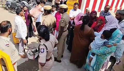 மதுரை திருப்பரங்குன்றம் பழனியாண்டவர் கோயில் மலையடிவாரத்தில் மலைக்கு சென்ற கேரளம், தென்காசி பகுதி முஸ்லிம்களை போலீஸார் சோதனையிட்டனர்.