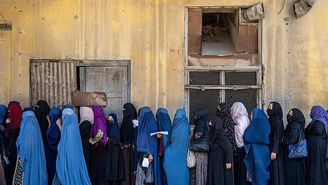 ரேஷன் பொருட்களை வாங்க வரிசையில் காத்திருக்கும் ஆப்கன் பெண்கள் | கோப்புப் படம்