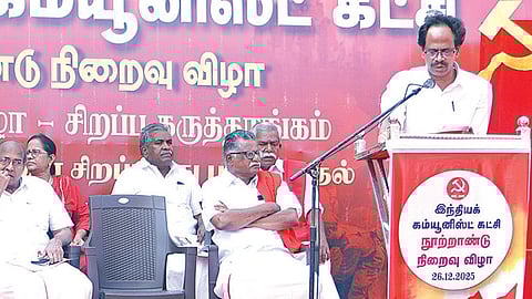 இந்​திய கம்​யூனிஸ்ட் நூற்​றாண்டு நிறைவு விழா, மூத்த தலை​வர் ஆர்​.நல்​லக்​கண்​ணு​வின் 101-வது பிறந்​த​நாள் விழா, அமீர் அதைர்​கான், கே.டி.கே.தங்​கமணி நினைவு தினம் ஆகிய நிகழ்​வு​கள், இந்​திய கம்​யூனிஸ்ட் கட்​சி​யின் தலைமை அலு​வல​க​மான பாலன் நினை​வகத்​தில் நேற்று நடை​பெற்​றன. மாநிலச் செய​லா​ளர் மு.வீர​பாண்​டியன், மூத்த தலை​வர்​கள் இரா.​முத்​தரசன், கே.சுப்​ப​ராயன், ஜி.பழனி​சாமி உள்​ளிட்​டோர் பங்​கேற்​றனர். | படம்: எஸ்​.சத்​தி​யசீலன்​ |