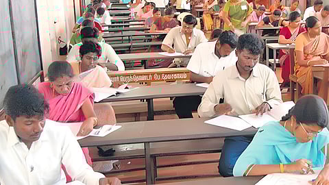 தமிழகம் முழுவதும் 196 மையங்களில் நடந்த அரசுக் கல்லூரி உதவி பேராசிரியர் தேர்வை 42 ஆயிரம் பேர் எழுதினர்