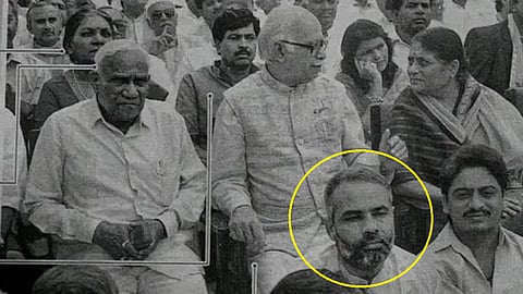 பிரதமர் மோடி தரையில் அமர்ந்துள்ள பழைய புகைப்படத்தை பதிவிட்டு ஆர்எஸ்எஸுக்கு காங். மூத்த தலைவர் திக்விஜய் சிங் பாராட்டு