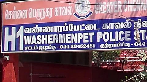 ஜவுளிக்கடை சென்றபோது இளம் பெண் தவறவிட்ட தாலி செயினை தேடிக் கொடுத்த போலீஸார்