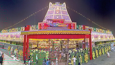 வைகுண்ட ஏகாதசியை முன்னிட்டு திருப்பதி ஏழுமலையான் கோயில் முகப்பு கோபுரம் வண்ண விளக்குகளால் அலங்காரம் செய்யப்பட்டுள்ளது.