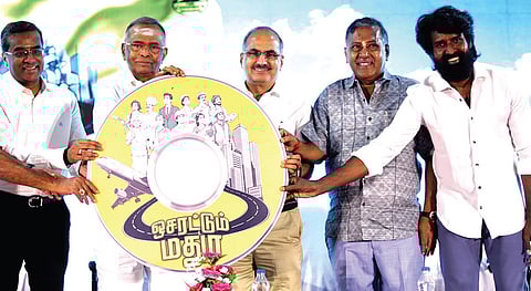 மதுரை வேலம்மாள் பொறியியல் கல்லூரியில் நடந்த நிகழ்ச்சியில் மதுரை வளர்ச்சி குறித்த பாடல் சிடியை வெளியிட்ட வேலம்மாள் கல்விக்குழுமத் தலைவர் முத்துராமலிங்கம். உடன், நிர்வாக இயக்குநர்கள் அம்மா மெஸ் செந்தில்வேல், ஜிஆர்டி குழுமம் அனந்த பத்மநாபன், பொன் பியூர் கெமிக்கல் பொன்னுசாமி, தங்கமயில் ஜூவல்லரி ரமேஷ், நடிகர் சூரி.