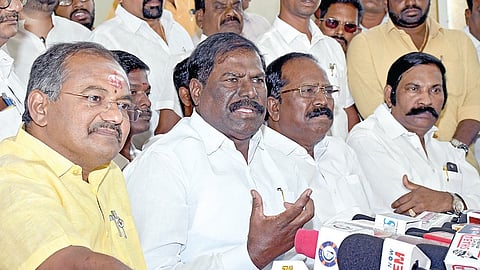 சேலத்தில் பேட்டியளித்த பாமக கவுரவத் தலைவர் ஜி.கே. மணி எம்எல்ஏ. உடன் மாநில இணை பொதுச்செயலாளர் அருள் எம்எல்ஏ உள்ளிட்டோர்.படம்: எஸ்.குரு பிரசாத்