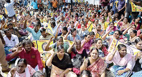 சமவேலைக்கு சம ஊதியம் வழங்கக்கோரி, இடைநிலை பதிவு மூப்பு ஆசிரியர்கள் இயக்கம் சார்பில் சென்னை மாவட்ட ஆட்சியர் அலுவலகம் அருகே நேற்று 3-வது நாளாக ஆர்ப்பாட்டம் நடைபெற்றது. ஆர்ப்பாட்டத்தில் ஈடுபட்ட இடைநிலை ஆசிரியர்களை போலீஸார் கைது செய்தனர். | படம்: எஸ்.சத்தியசீலன் |