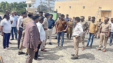 குடியரசு துணைத் தலைவர் வருகையை முன்னிட்டு ராமேசுவரம் ஆலய விடுதி வளாகத்தில் ஆய்வு மேற்கொண்ட ராமநாதபுரம் ஆட்சியர் சிம்ரன்ஜீத் சிங் காலோன், எஸ்.பி. சந்தீஷ் மற்றும் அதிகாரிகள்.