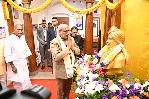 புதுச்சேரியில் பாரதி இல்லத்தில் சிலையை திறந்து வைத்த குடியரசு துணைத் தலைவர்