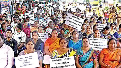 பணி நிரந்தரம் கோரி சென்னை சிவானந்தா சாலையில், பகுதிநேர சிறப்பு ஆசிரியர்கள் நேற்று உண்ணாவிரதப் போராட்டத்தில் ஈடுபட்டனர். | படம்: ம.பிரபு |