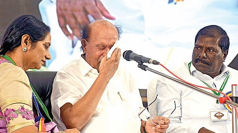 சேலத்தில் நடந்த பாமக செயற்குழு மற்றும் பொதுக்குழு கூட்டத்தில் பேசும்போது அக்கட்சியின் தலைவர் ராமதாஸ் கண்கலங்கினார். உடன்செயல் தலைவர் ஸ்ரீகாந்தி பரசுராமன், கவுரவத் தலைவர் ஜி.கே மணி எம்எல்ஏ. படம் : எஸ்.குரு பிரசாத்