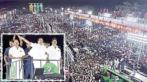 ‘மக்களைக் காப்போம், தமிழகத்தை மீட்போம்’ என்ற பெயரில் திருத்தணி சட்டப்பேரவை தொகுதி வீரகநல்லூரில் நடைபெற்ற பிரச்சாரக் கூட்டத்தில் அதிமுக பொதுச் செயலாளர் பழனிசாமி உரையாற்றினார்.