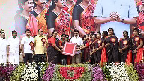 திமுக மேற்கு மண்டல மகளிரணி மாநாட்டில்,  முதல்வர் ஸ்டாலினுக்கு அரசியல் சட்டப் புத்தகத்தை நினைவுப் பரிசாக வழங்கிய திமுக துணை பொதுச் செயலாளர் கனிமொழி எம்.பி., உடன் துணை முதல்வர் உதயநிதி, அமைச்சர் கே.என்.நேரு, எம்.பி.,க்கள் டி.ஆர்.பாலு, ஆ.ராசா உள்ளிட்டோர். படம்: ஜெ.மனோகரன்