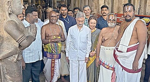 ஸ்ரீரங்கம் ரங்கநாதர் கோயிலில் நேற்று தரிசனம் செய்ய வந்த மத்திய வெளியுறவுத் துறை அமைச்சர் ஜெய்சங்கர், அவரது மனைவி க்யோகோ.